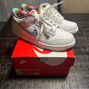 Nike Dunk Low Grade school Size 7 Youth/8.5-9 women’s.